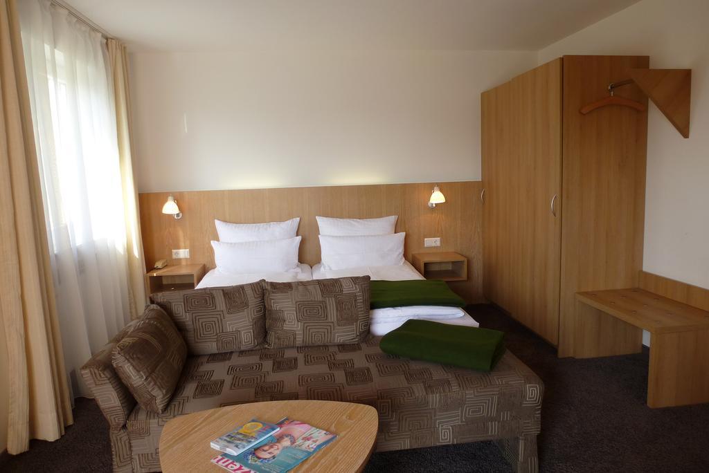 Hotel Alpenblick Garni Uberlingen Room photo